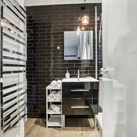 Eiffel Tower & Champ De Mars - 1br - Cityapartmentstay